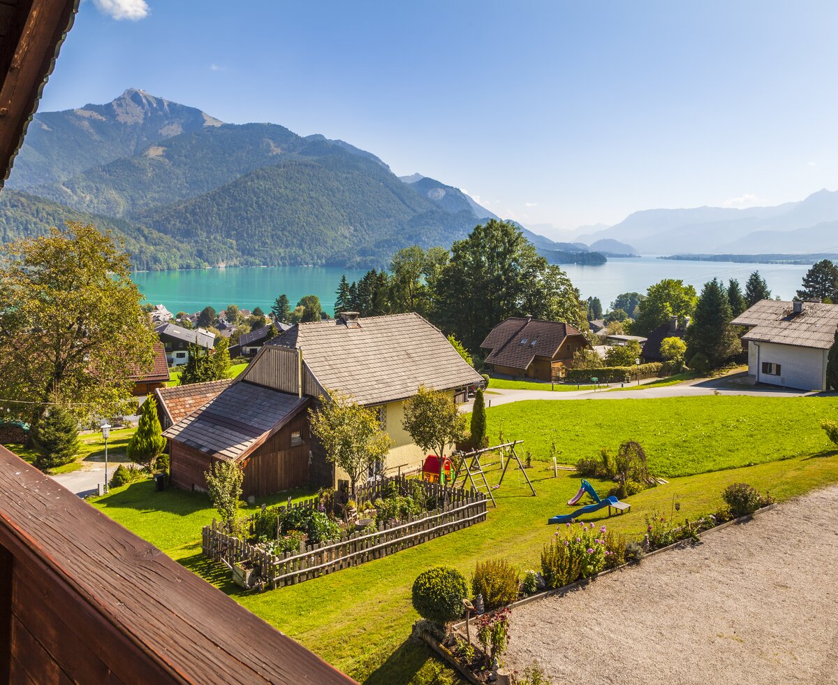 Blick auf den Wolfgangsee vom Balkon des Bio Archehof Eislbauer in Sankt Gilgen am Wolfgangsee. | © Urlaub am Bauernhof im SalzburgerLand / Bernd Suppan