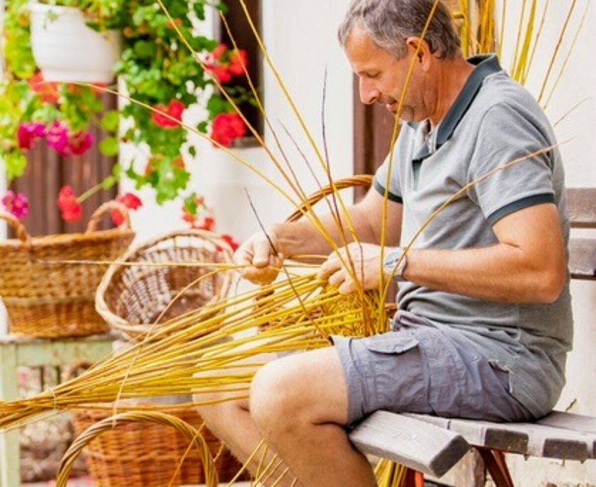 Korbflechten mit Weidenzweigen am Bauernhof | © Landhaus Bender / Familie Bender