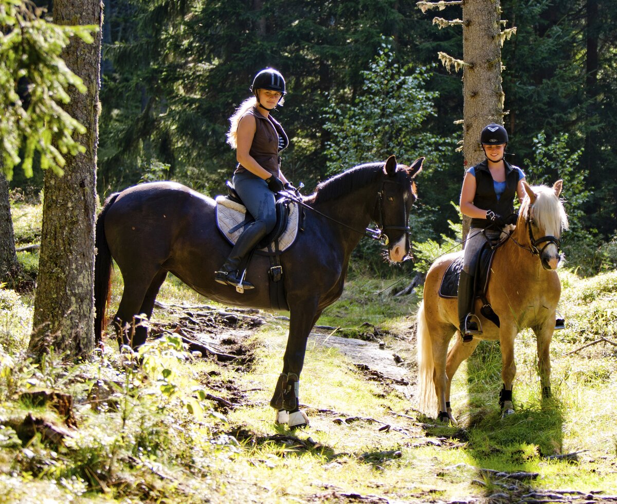 Zwei Reiterinnen mit ihren Pferden im Wald | © Urlaub am Bauernhof Steiermark | Kufferath