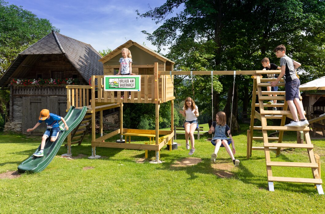 Kinder auf der Rutsche, der Schaukel und im Spielhaus | © Urlaub am Bauernhof Steiermark / Harry Schiffer