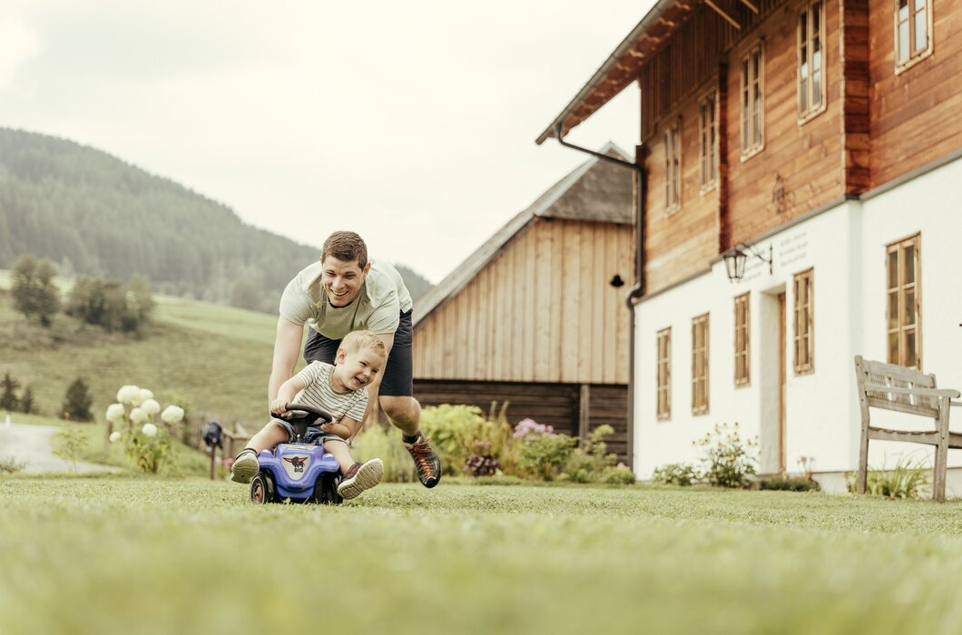 Bub fährt mit Bobbycar | © Urlaub am Bauernhof Steiermark / Wolfgang Spekner