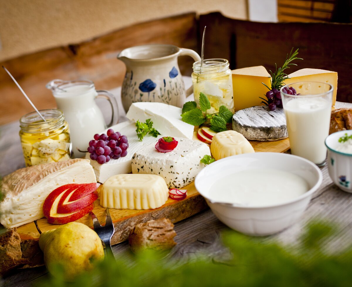 Holzplatte mit Käse, Butter, Milch, Joghurt, Aufstrichen, Hochsteiermark, Steiermark | © Urlaub am Bauernhof Steiermark / Werner Krug