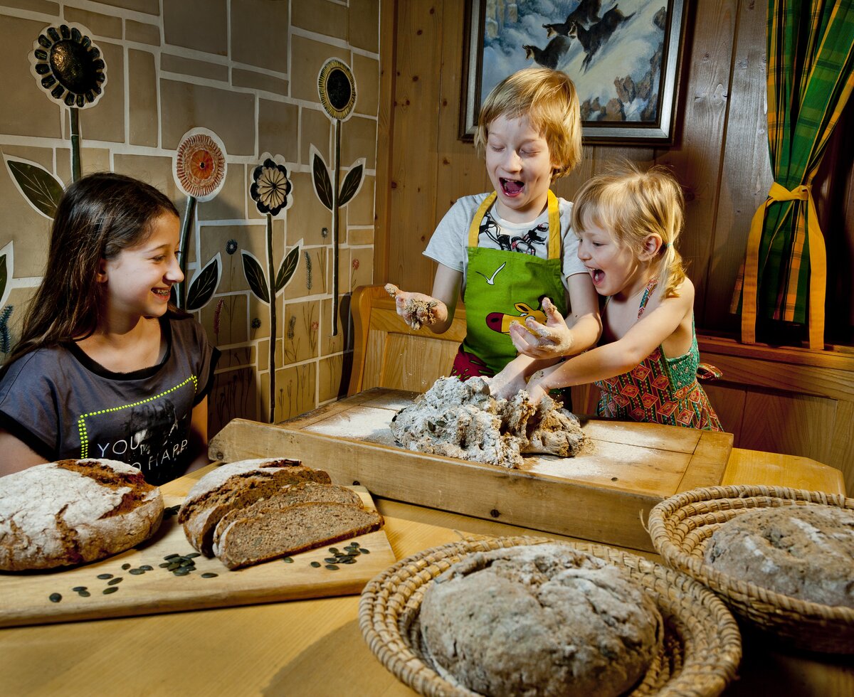 Kinder haben Spaß beim Teigkneten und Brotbacken, Hochsteiermark, Steiermark | © Urlaub am Bauernhof Steiermark / Werner Krug