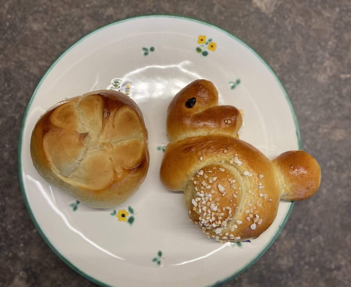 Osterhase und Pinze aus Germteig am Kürbishof | © Kürbishof / Sarah Gartner