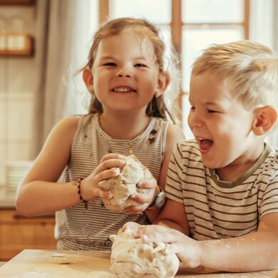 Kinder kneten Brotteig | © Urlaub am Bauernhof Steiermark / Wolfgang Spekner