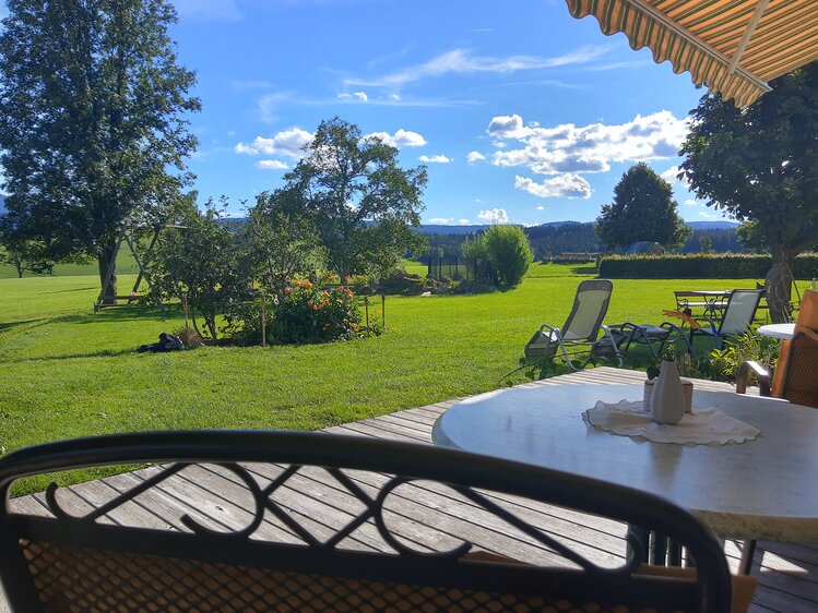 Tisch auf der Terrasse mit Blick ins Grüne, Almenlandhof, Steiermark | © Urlaub am Bauernhof Steiermark / Evelyn Götz