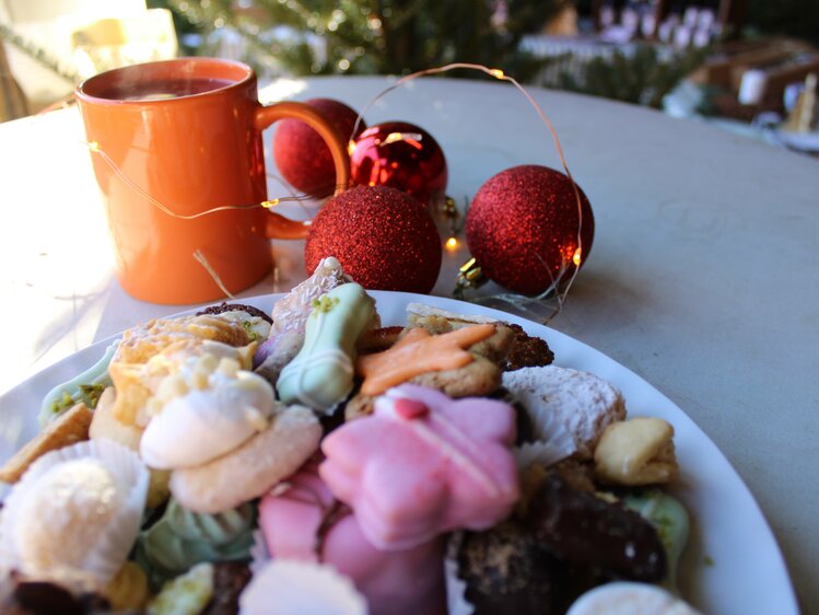 Teller mit Weihnachtskeksen und Glühwein am Tisch, Steiermark | © Urlaub am Bauernhof Steiermark / Crosseye