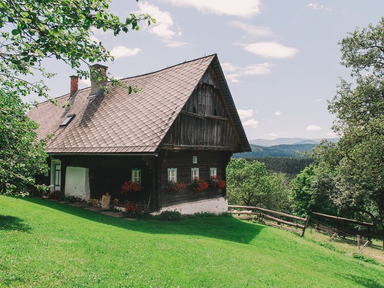 Außenansicht des urigen Hauses | © Urlaub am Bauernhof Steiermark / Sabine Ertl