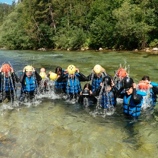 Ritual beim Raften - der mit Wasser gefüllte Helm wird über den Kopf gestülpt | © Urlaub am Bauernhof Steiermark / Daniel Gollner