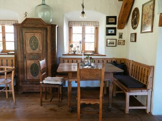 Liebevoll eingerichtete Bauernstube am Bauernhof Leitenmüller in Ramsau | © Urlaub am Bauernhof Steiermark / Daniel Gollner