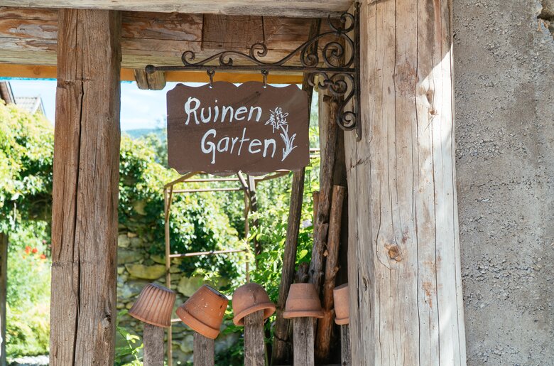 Alte Tontöpfe auf Holzlatten als Dekoration im Garten am Bauernhof Leitenmüller in Ramsau | © Urlaub am Bauernhof Steiermark / Daniel Gollner