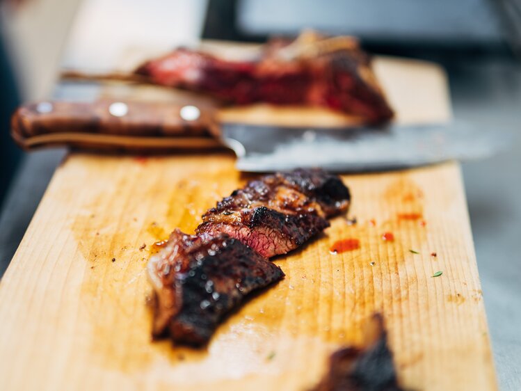 Aufgeschnittenes Steak am Holzbrett, Lurgbauer, Steiermark | © Urlaub am Bauernhof Steiermark / Daniel Gollner