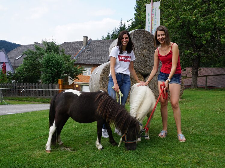 Mädchen führen die Miniponys spazieren, Kinderbauernhof Matlschweiger | © Urlaub am Bauernhof Steiermark / Katrin Rathmayr