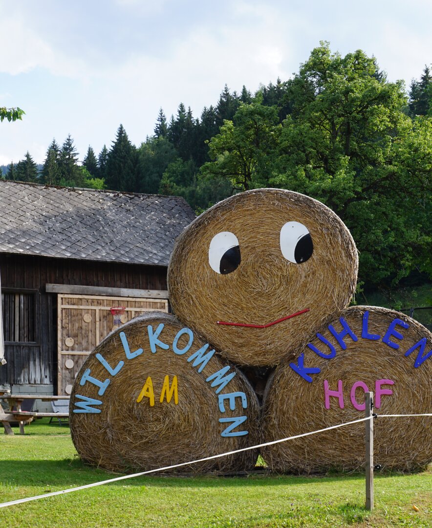 Strohballen mit Willkommensgruß, Kinderbauernhof Matlschweiger | © Urlaub am Bauernhof Steiermark / Katrin Rathmayr