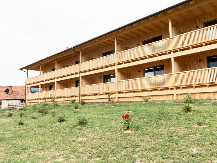 Jedes Zimmer verfügt über einen eigenen Balkon | © Urlaub am Bauernhof Steiermark / Sabine Ertl