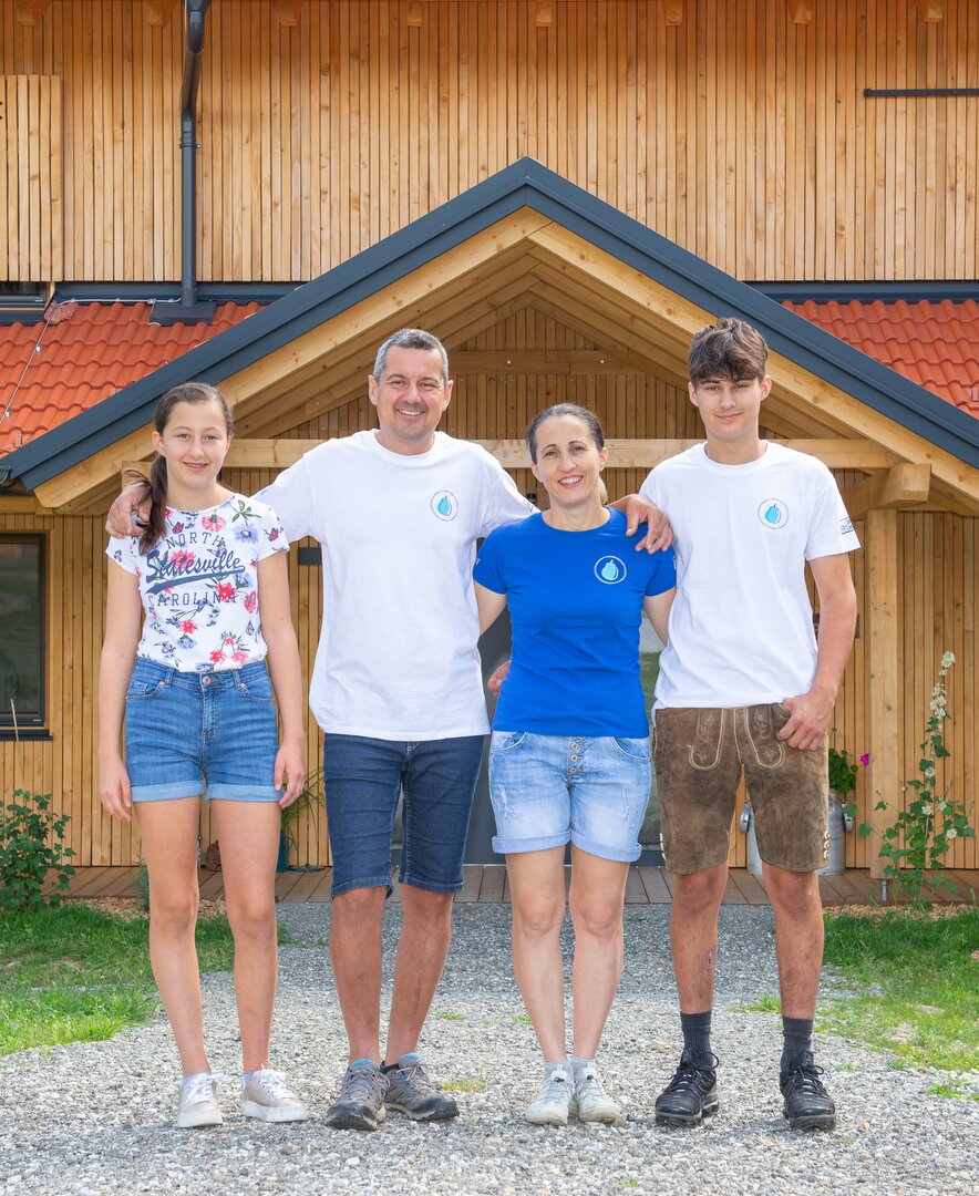 Familie Pircher vor ihrem neuen Bauernhof, Steiermark | © Pircherhof / Familie Pircher