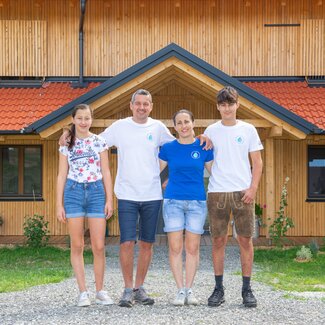 Familie Pircher vor ihrem neuen Bauernhof, Steiermark | © Pircherhof / Familie Pircher