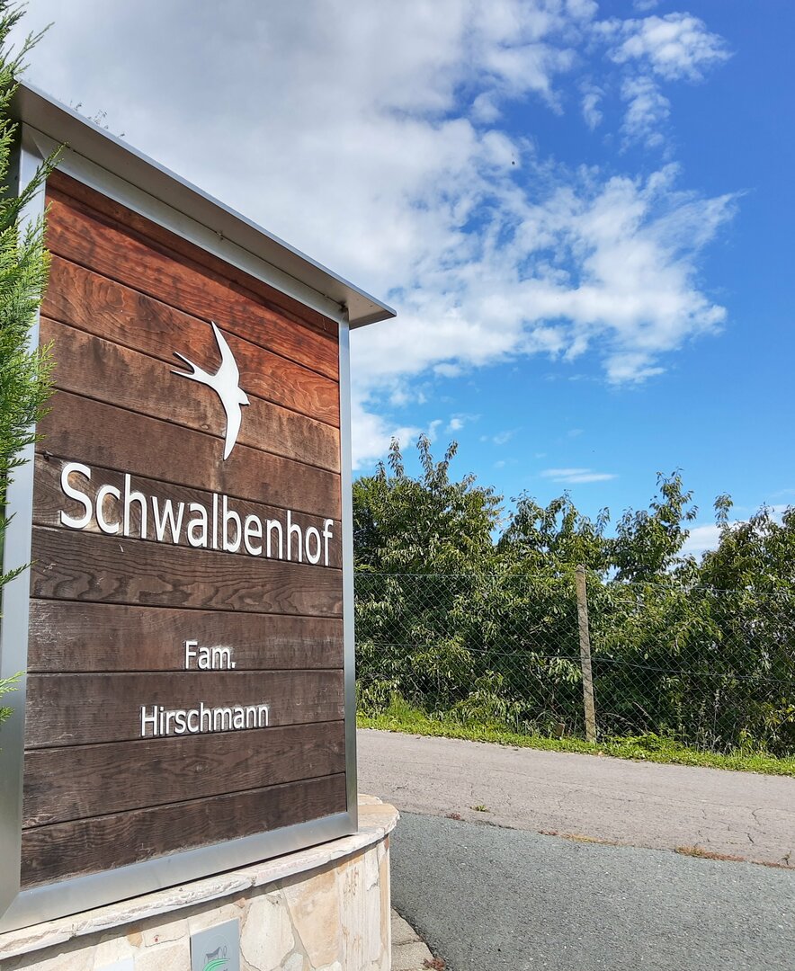 Holztafel mit Hofnamen, Schwalbenhof, Steiermark | © Urlaub am Bauernhof Steiermark / Evelyn Götz