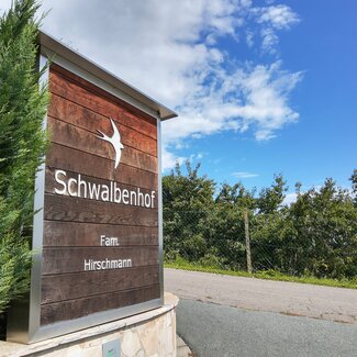 Holztafel mit Hofnamen, Schwalbenhof, Steiermark | © Urlaub am Bauernhof Steiermark / Evelyn Götz