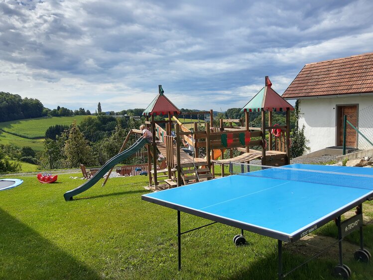 Tischtennistisch beim Spielplatz, Schwalbenhof, Steiermark | © Urlaub am Bauernhof Steiermark / Evelyn Götz