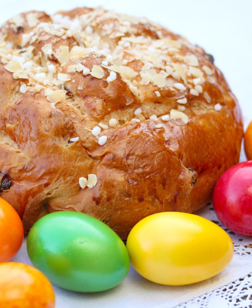 Osterbrot mit gefärbten Eiern | © Fotolia / ChristArt