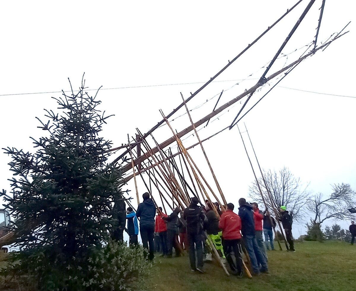 Aufstellen des Osterkreuz in der Steiermark | © Baumhaus Buchengrün / Familie Fröhlich-Graf