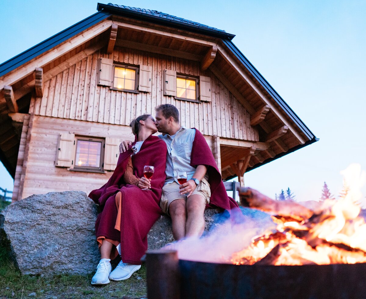 Paar sitzt am Abend beim Lagerfeuer, Almchalet Nikola, Steiermark | © Urlaub am Bauernhof Steiermark | Daniel Gollner