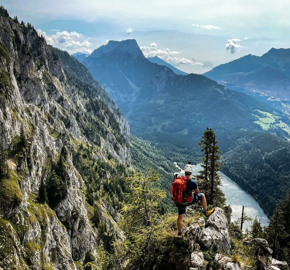 Ein Mann blickt vom Seemauer Klettersteig nach unten