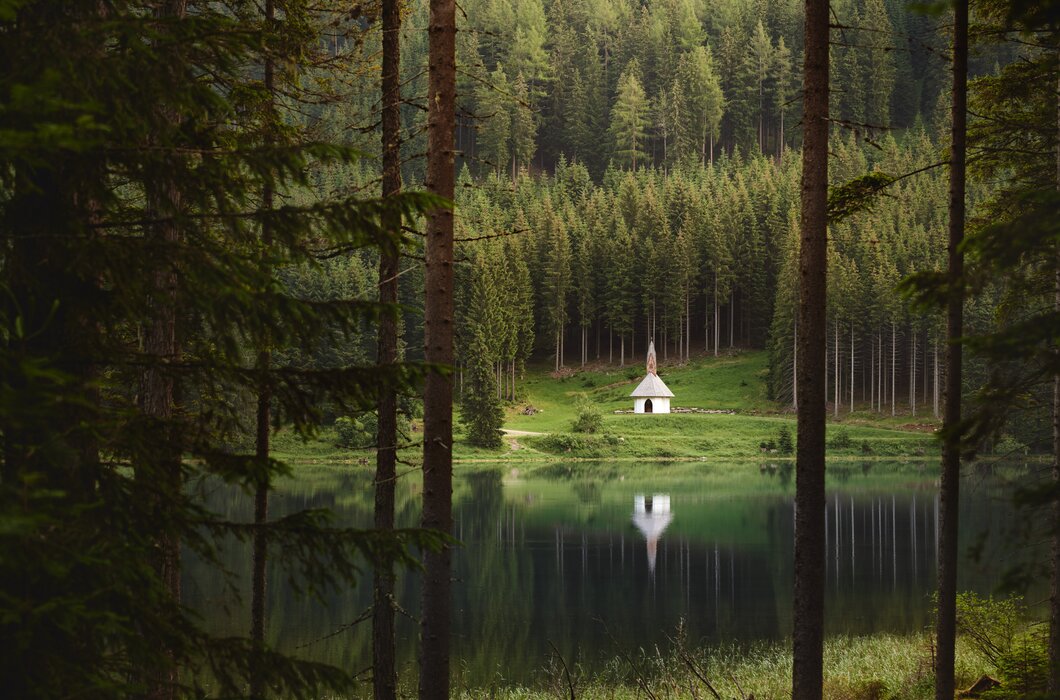 Der Ingeringsee mit Kapelle, Murtal Steiermark | © Murtal Steiermark / Michael Königshofer