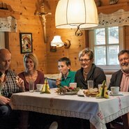 Familie Schöllauf vom Alten Gehöft bei der Striezeljause | © Urlaub am Bauernhof / Familie Schöllauf