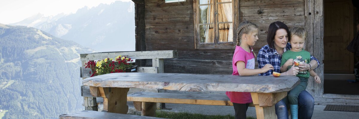 Familie auf idyllischer Almhütte | © Urlaub am Bauernhof Tirol