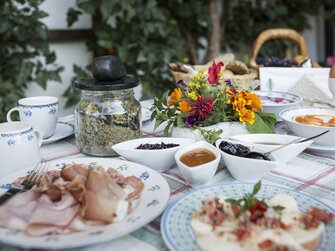 Frühstück in der Natur | © Urlaub am Bauernhof Tirol