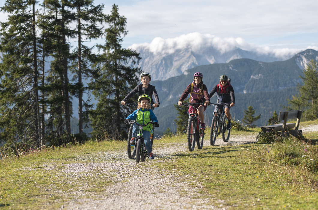 Familie beim Radfahren um den Kaltwassersee | © Region Seefeld/ Sebastian Marko