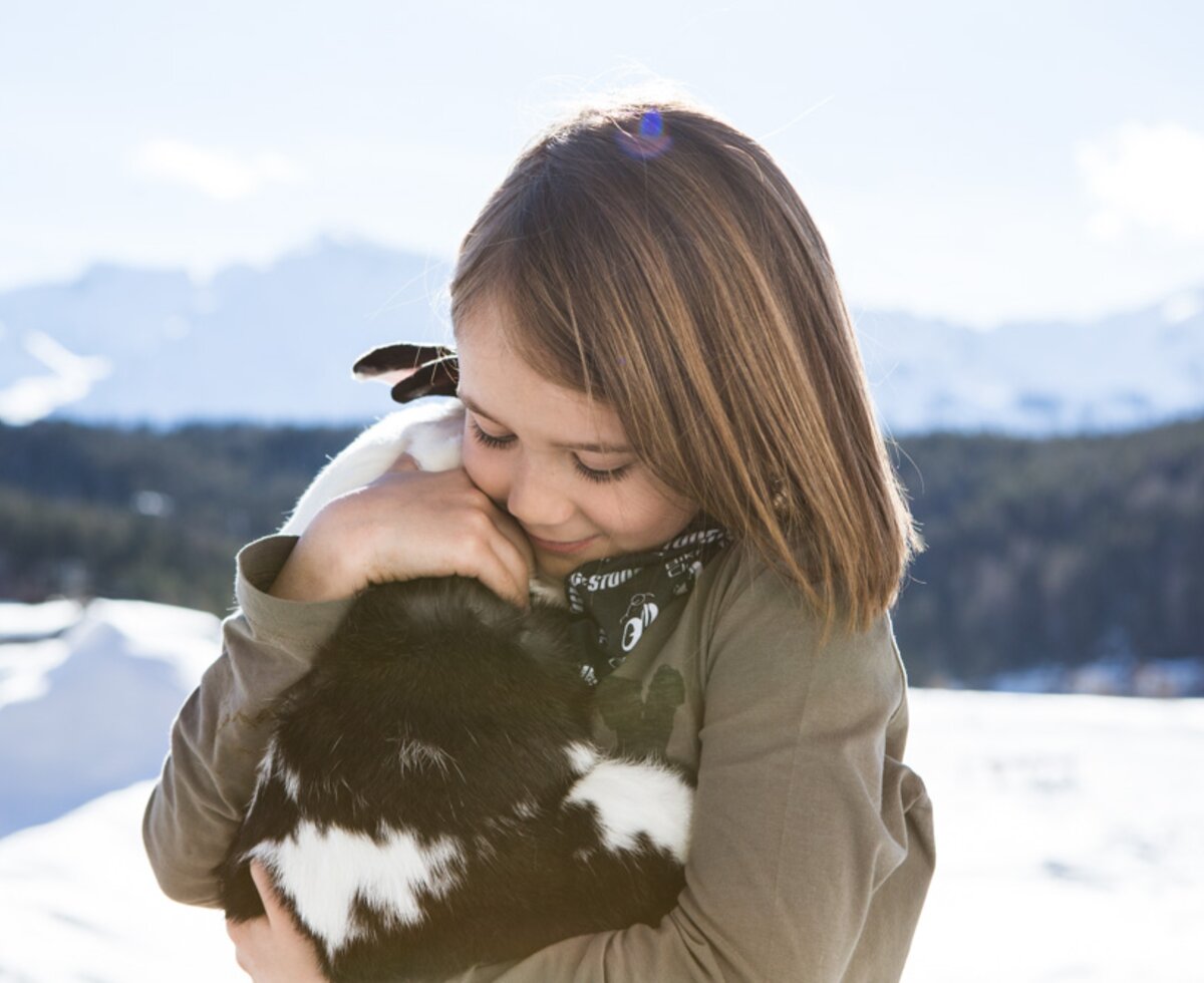 Kind mit Hase | © Webhofer/Urlaub am Bauernhof