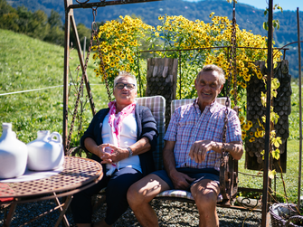 Großeltern sitzen auf einer Schaukel im Garten | © Urlaub am Bauernhof / Daniel Gollner