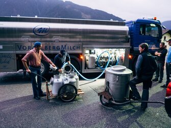 Montafoner Bauern am Milchsammelplatz  | © Urlaub am Bauernhof Vorarlberg / Daniel Gollner 