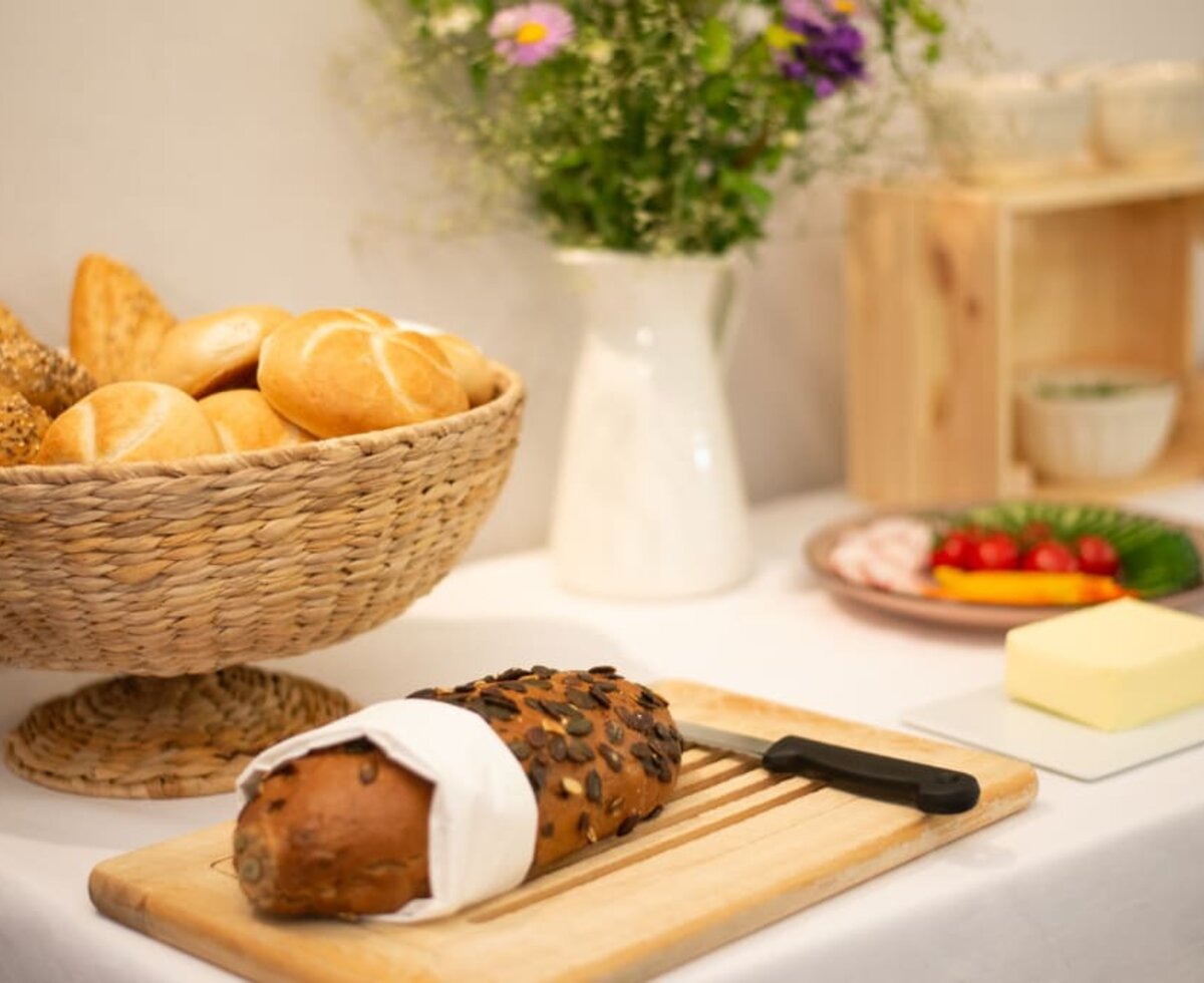 Brot vom Bäcker und Gemüse aus dem Garten, was sonst?! :-)