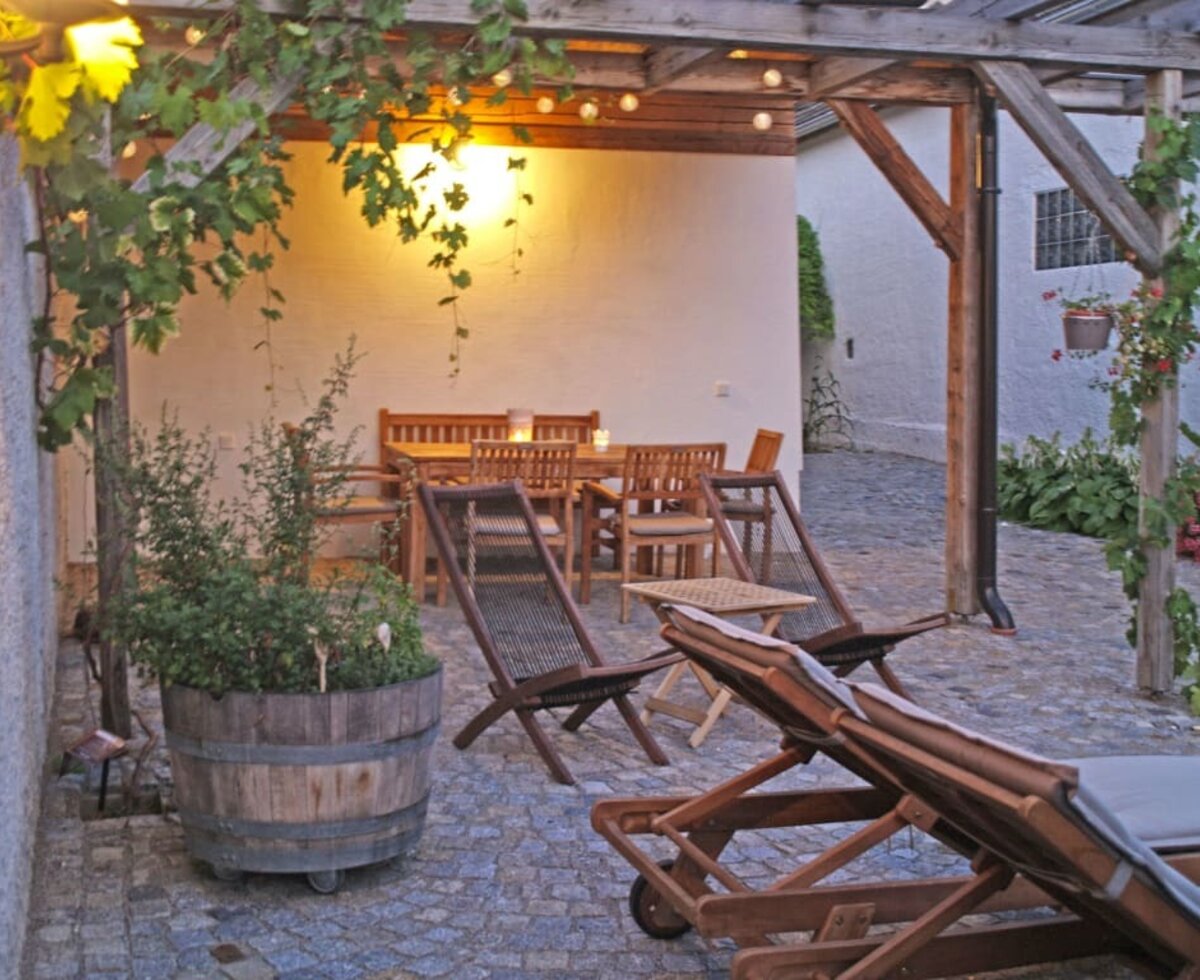 Sonnenliegen und Pergola