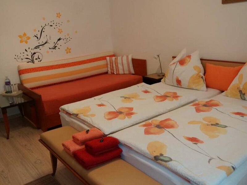 oranges Zimmer, 1 Schlafzimmer