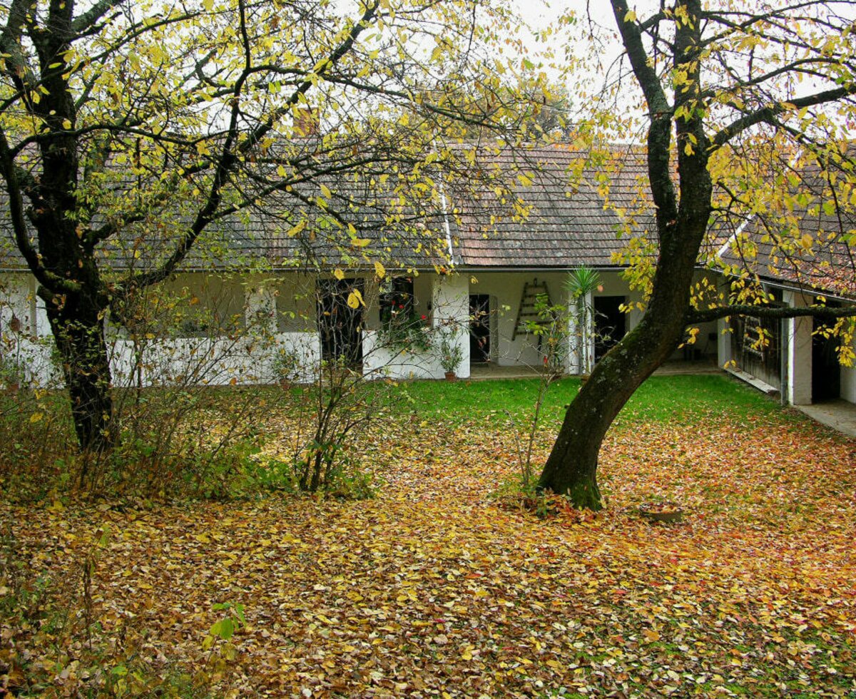 Das Haus mit Innenhof im Herbst