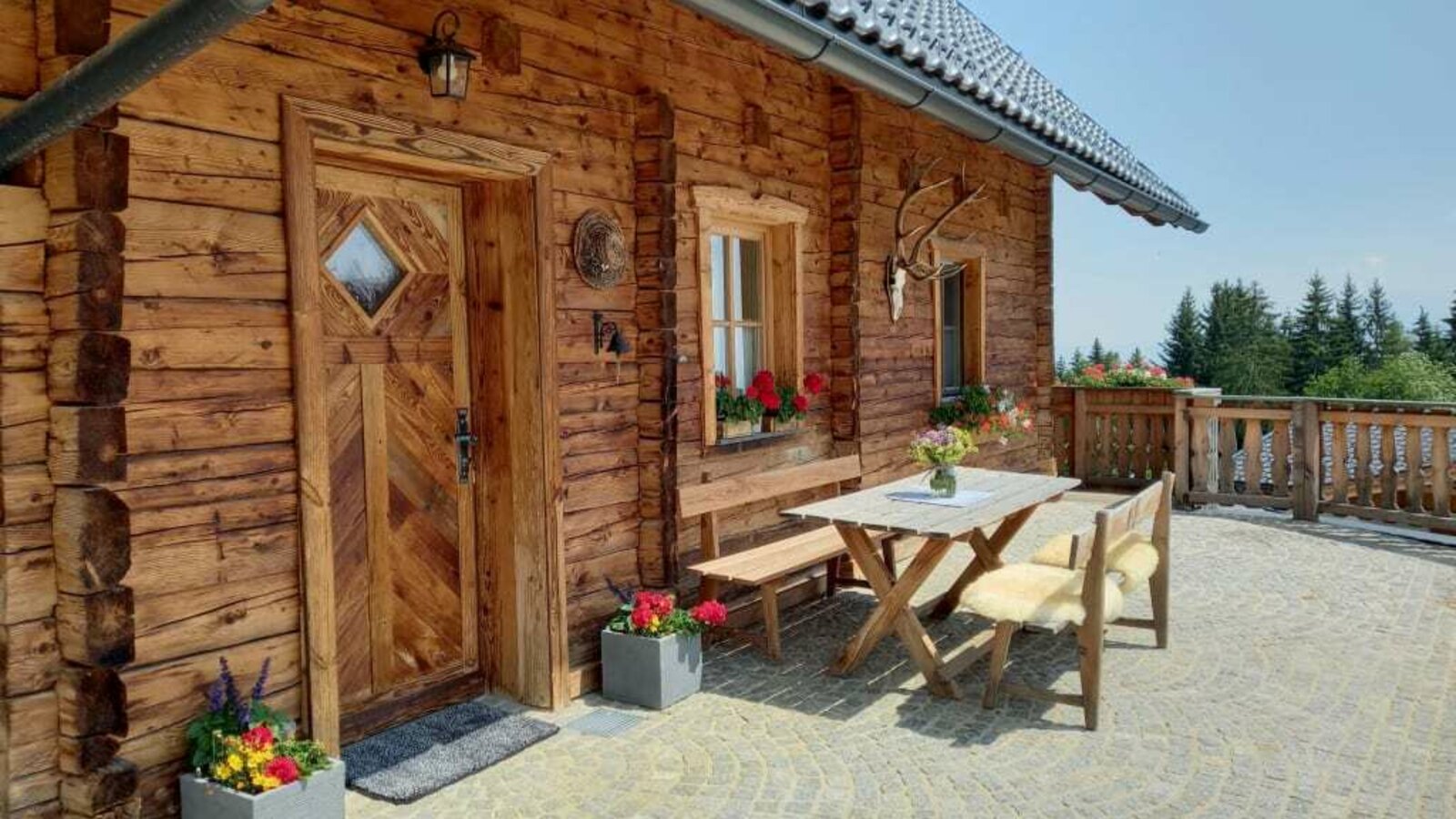 Das Almchalet im Sommer | © Almchalet Schuster, Familie Ladinig