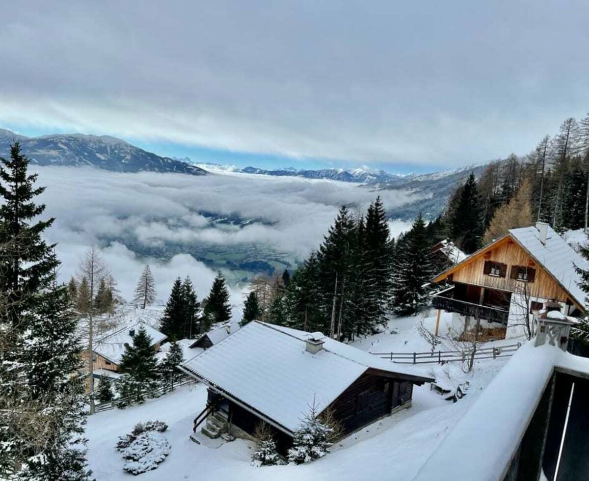 Almhütte von oben Winter