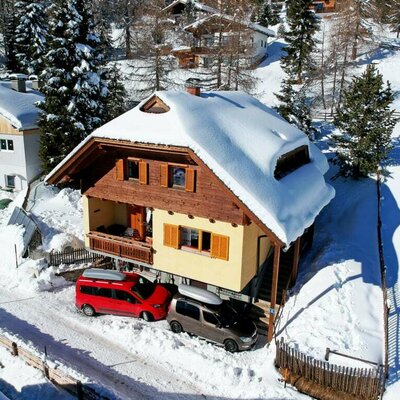 Almhaus Pleschinhof am Hochrindl mit Parkplätzen