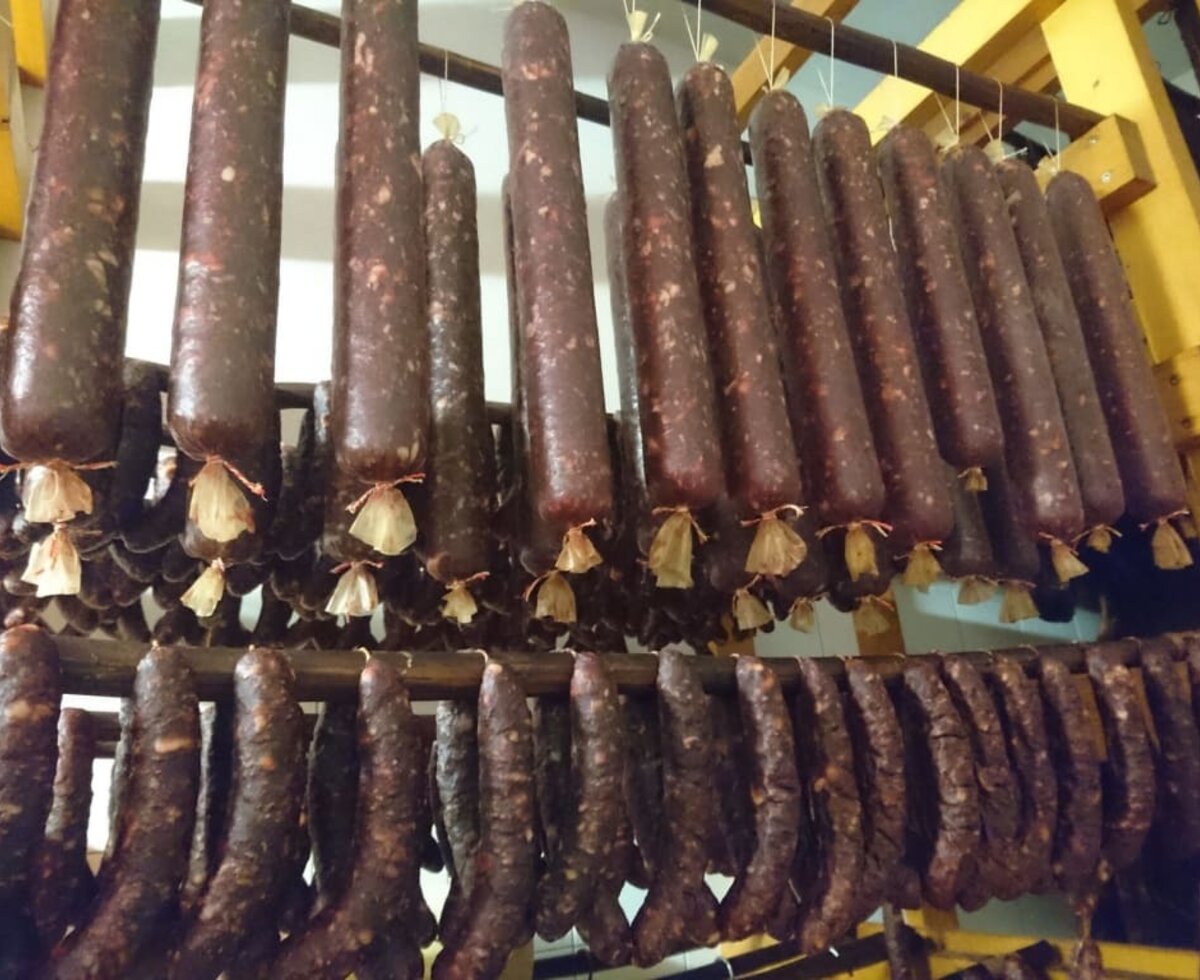 Hausgemachte Salamis und Hartwürste