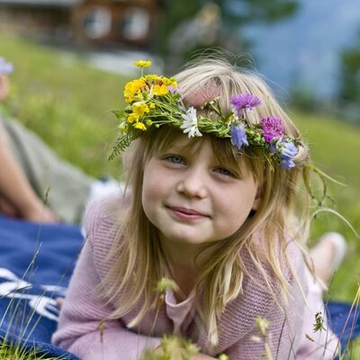 Mädchen mit Blumenkranz