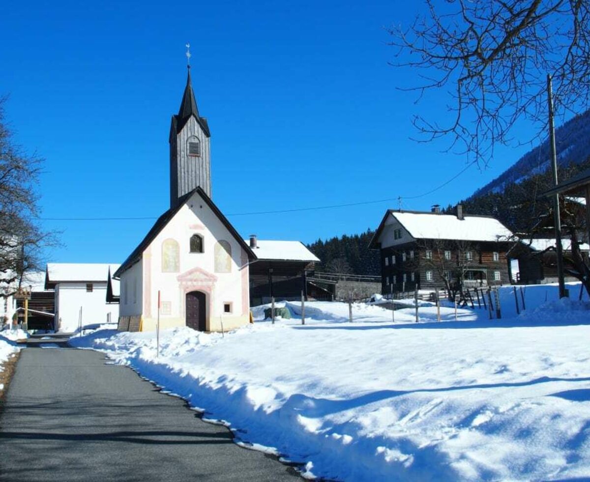 Anfahrt - nach der Kapelle (Kirche) rechts abbiegen