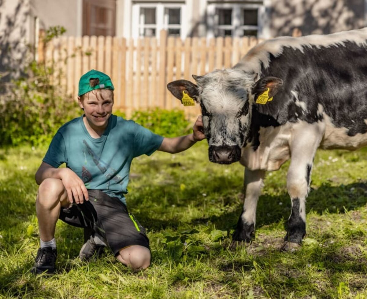 Lukas mit Kalb Viki