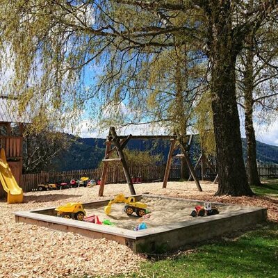 Spielplatz mit großer Sandkiste, Spielturm, Schaukel, Rutsche, Trampolin