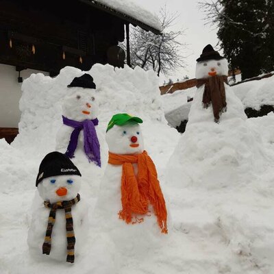 Schneeburg und Schneemänner begrüßen