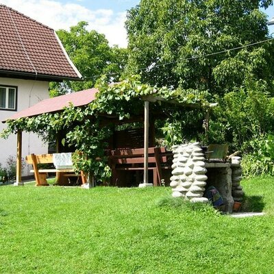 Gartenlaube mit Grill für gemütliche Stunden